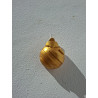 Esfera navideña de cemento oro con relieves de líneas oblicuas diagonales colgada en la pared de día.