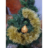 Adorno navideño de bola de cemento pintada en color oro con relieve de líneas en espiral y volutas colgada en abeto.
