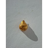 Esfera navideña de cemento oro con relieves de volutas y espirales colgada en la pared de día.