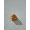 Gorro navideño de cemento pintado en color oro colgado en la pared con cordón rústico de día.