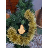 Adorno navideño con silueta de muñeco de nieve con sombrero de copa en cemento oro colgado en abeto.