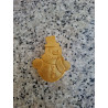 Detalle en primer plano del relieve del sombrero de copa y la bufanda en la figura de muñeco de nieve de cemento oro.