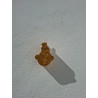 Muñeco de nieve de cemento pintado en color oro con sombrero de copa colgado en la pared de día.