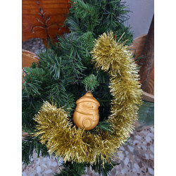 Adorno navideño con silueta de Papa Noel de cuerpo entero con abrigo en cemento oro colgado en el abeto.