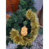 Adorno navideño con silueta de Papa Noel de cuerpo entero con abrigo en cemento oro colgado en el abeto.