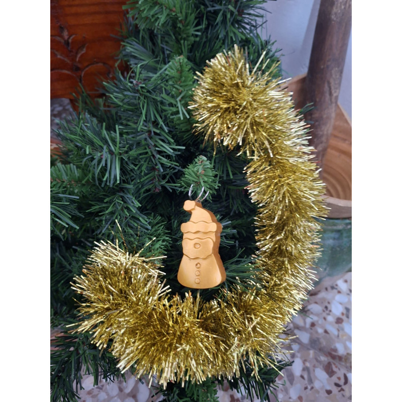 Adorno navideño con silueta de Papa Noel alargado con tres botones en relieve de cemento oro colgado en abeto.