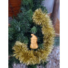 Adorno navideño con silueta de Papa Noel alargado con tres botones en relieve de cemento oro colgado en abeto.