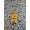 Detalle en primer plano de los tres botones en relieve y silueta alargada de Papá Noel de cemento oro.
