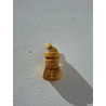 Figura alargada de Papá Noel de cemento pintada en color oro colgada en la pared con cordón rústico.