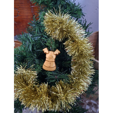 Adorno navideño de reno de cuerpo entero con botones en relieve de cemento oro colgado en el abeto festivo.