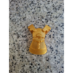 Detalle en primer plano de los dos botones y las astas grabadas en la figura de reno navideño de cemento oro.