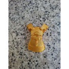 Detalle en primer plano de los dos botones y las astas grabadas en la figura de reno navideño de cemento oro.