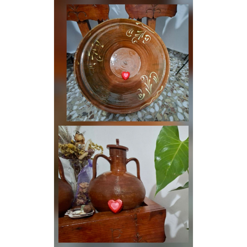 Adorno de corazón de cemento pintado a mano colocado en lebrillo tradicional de barro y vasija rústica.