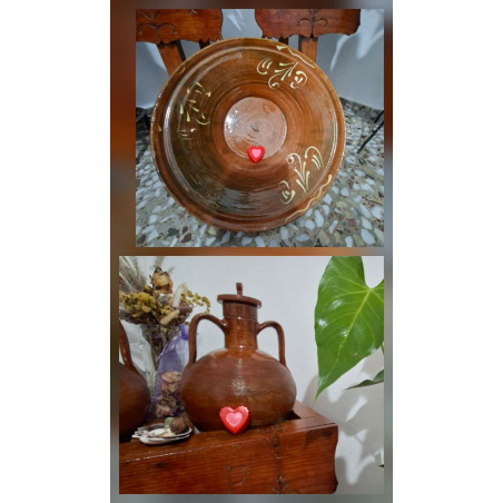 Adorno de corazón de cemento pintado a mano colocado en lebrillo tradicional de barro y vasija rústica.