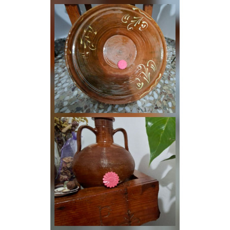 Adorno de flor de cemento pintado a mano color rosa colocado en lebrillo tradicional de barro y junto a vasija rústica.
