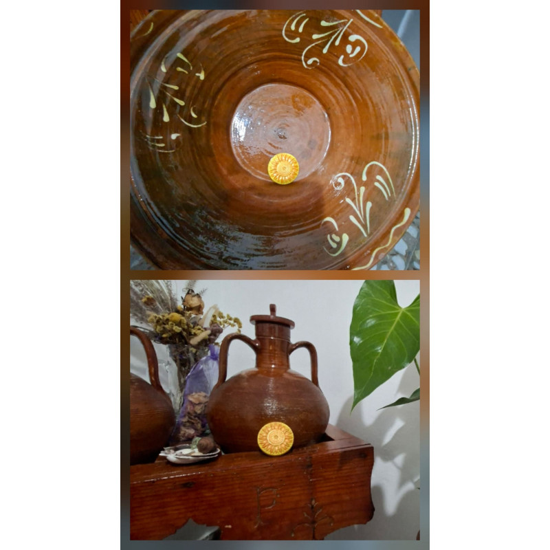 Adorno de flor de cemento pintado a mano color amarillo ocre colocado en lebrillo tradicional y junto a vasija de barro.