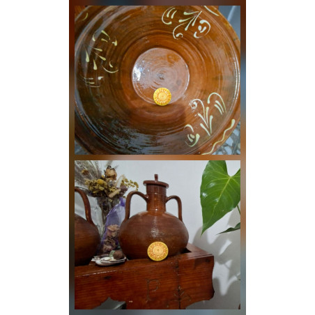 Adorno de flor de cemento pintado a mano color amarillo ocre colocado en lebrillo tradicional y junto a vasija de barro.