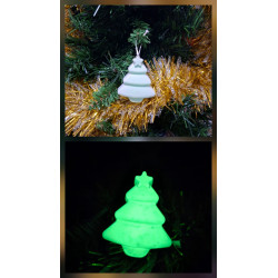 Adorno de árbol de Navidad de cemento fosforescente con relieve escalonado liso de día y brillando color verde en la oscuridad.