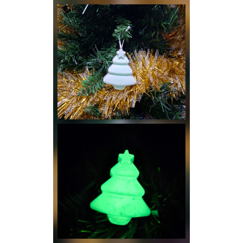 Adorno de árbol de Navidad de cemento fosforescente con relieve escalonado liso de día y brillando color verde en la oscuridad.