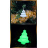 Adorno de árbol de Navidad de cemento fosforescente con relieve escalonado liso de día y brillando color verde en la oscuridad.