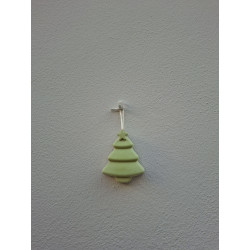 Adorno árbol de Navidad de cemento fosforescente escalonado con líneas horizontales colgado de forma vertical en pared exterior.