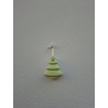 Adorno árbol de Navidad de cemento fosforescente escalonado con líneas horizontales colgado de forma vertical en pared exterior.