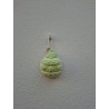 Adorno bola de Navidad de cemento fosforescente con relieve de estrellas y lunares colgado de forma vertical en pared exterior.
