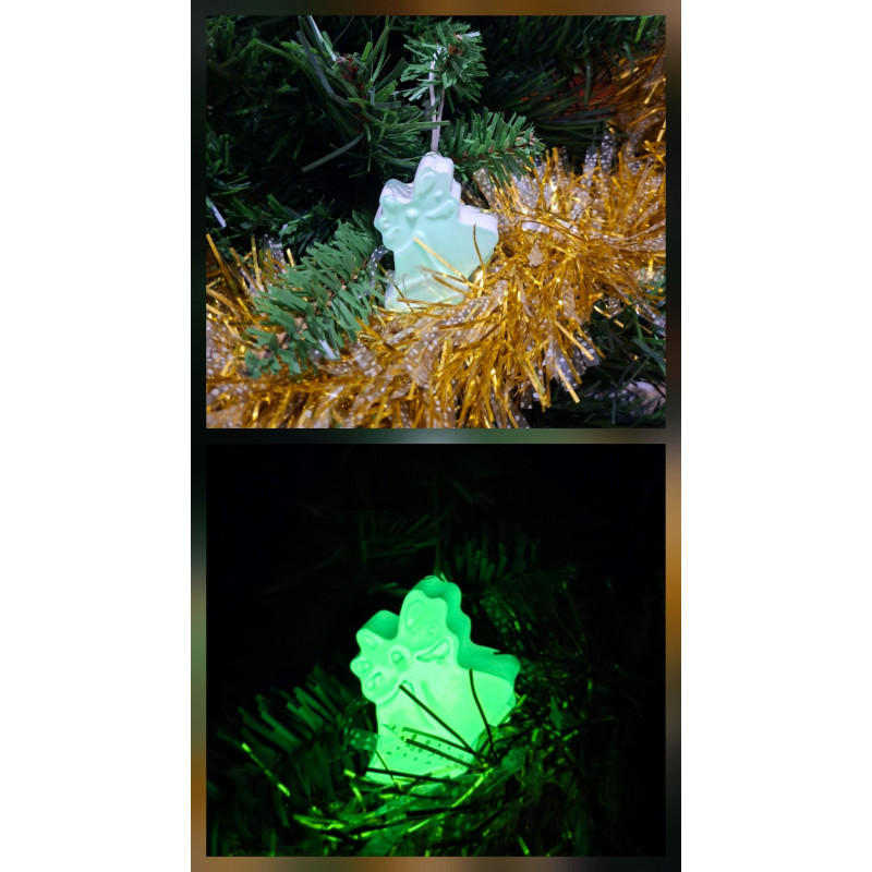 Adorno campanas de Navidad de cemento fosforescente con relieve de lazo de día en el abeto y brillando en color verde de noche.