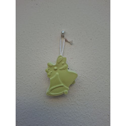 Adorno de campanas de Navidad de cemento fosforescente con relieve de lazo colgado de forma vertical en pared exterior.