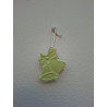 Adorno de campanas de Navidad de cemento fosforescente con relieve de lazo colgado de forma vertical en pared exterior.