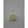 Adorno de estrella copo de nieve de cemento fosforescente con relieve geométrico colgado de forma vertical en pared exterior.
