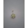 Adorno de copo de nieve clásico de cemento fosforescente con brazos ramificados colgado de forma vertical en pared exterior.