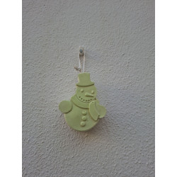 Adorno muñeco de nieve de cemento fosforescente con sombrero de copa colgado de forma vertical en pared exterior.