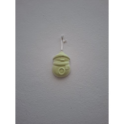 Adorno Papá Noel de cemento fosforescente modelo redondeado y compacto colgado de forma vertical en pared exterior.