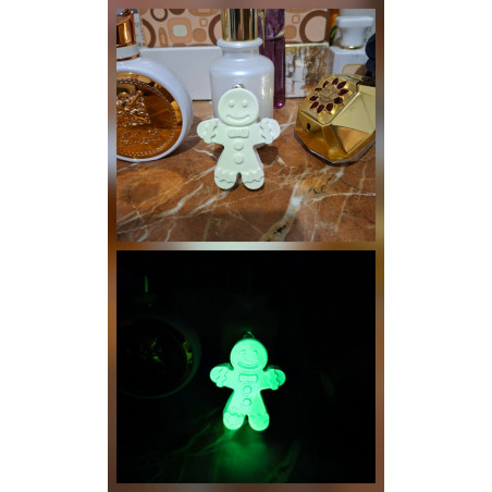 Adorno muñeco jengibre de cemento fosforescente mostrando su diseño sonriente de día y su brillo verde en la oscuridad.