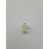 Adorno muñeco jengibre de cemento fosforescente con relieves decorativos colgado de forma vertical en una pared blanca exterior.