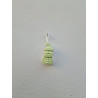 Adorno de Papá Noel de cemento fosforescente con gorro inclinado colgado de forma vertical en una pared blanca exterior.