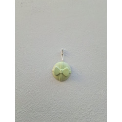 Adorno bola Navidad de cemento fosforescente con diseño de regalo y relieve de lazo colgado de forma vertical en pared exterior.