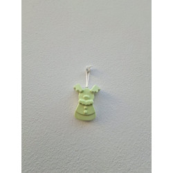Adorno reno navideño de cuerpo entero de cemento fosforescente con bufanda y astas colgado de forma vertical en pared exterior.