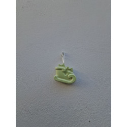 Adorno trineo Navidad de cemento fosforescente cargado de regalos colgado de forma vertical en una pared blanca exterior.