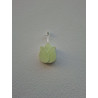 Adorno de tulipán de cemento fosforescente con silueta de pétalos colgado de forma vertical en una pared blanca exterior.