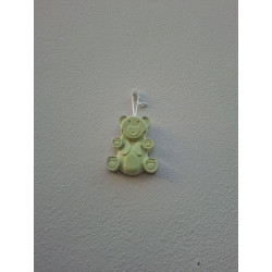 Adorno osito de cemento fosforescente estilo gominola con relieve en las patitas colgado de forma vertical en pared exterior.
