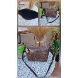 Collage bolso bandolera de piel auténtica grabado serpiente mostrando frontal, trasera cremallera e interior forrado abierto.