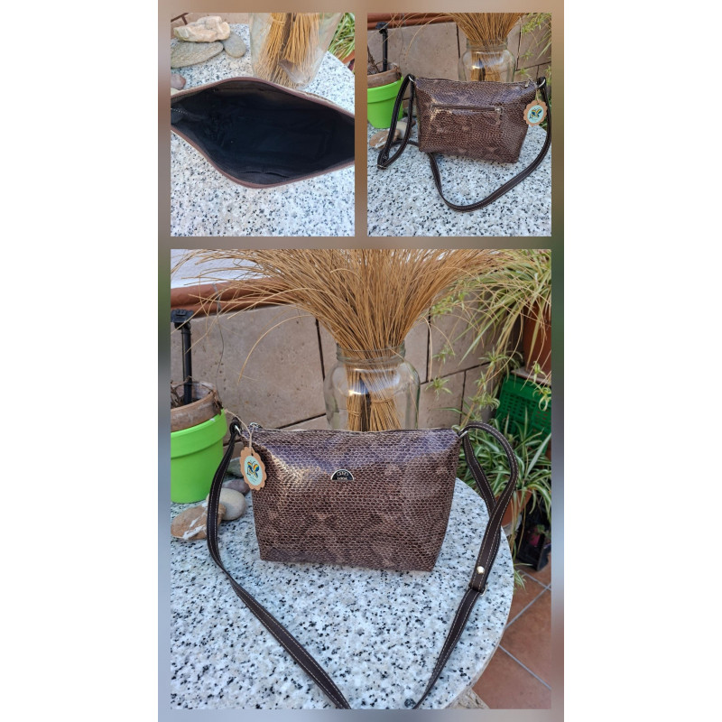 Collage bolso bandolera de piel auténtica grabado serpiente mostrando frontal, trasera cremallera e interior forrado abierto.