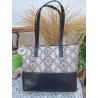Bolso de hombro exclusivo confeccionado en cuero con grabado de pitón metalizado y base lisa negra hecho en España.