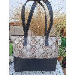 Vista posterior de bolso artesanal premium con grabado de serpiente metalizado y costuras blancas claras hechas a mano.
