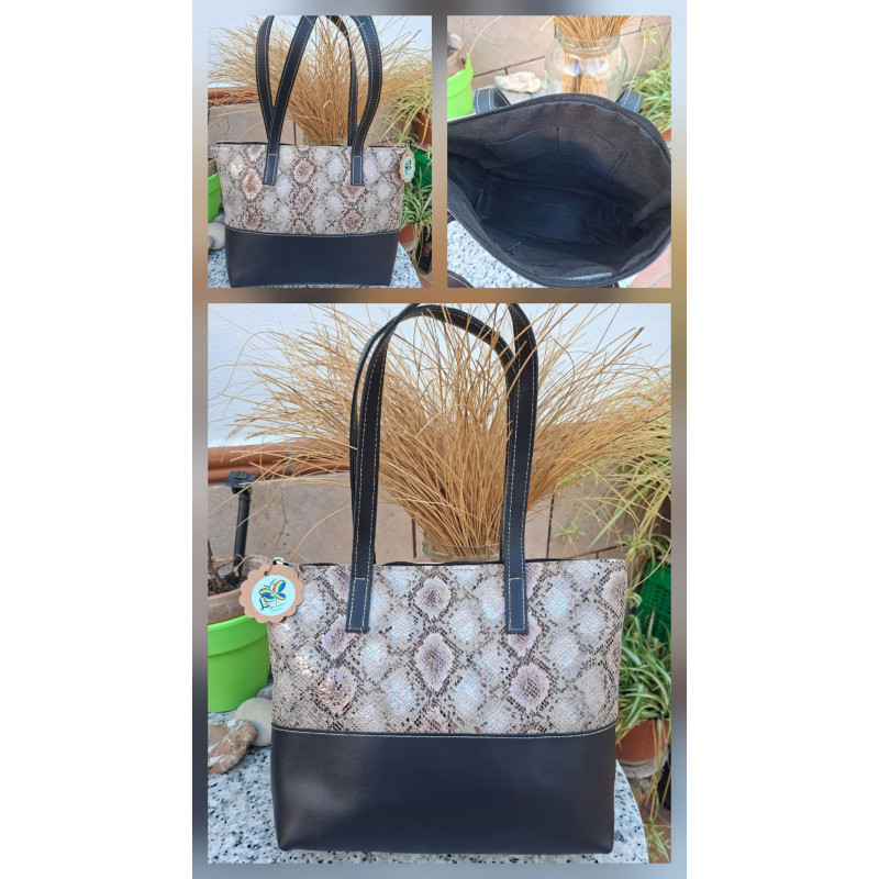 Compartimento interno textil de un bolso de mano artesanal con bolsillos organizadores abiertos y cremallera de seguridad.