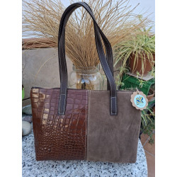Bolso de hombro artesanal de media parte en cuero marrón grabado tipo cocodrilo y otra mitad en ante suave hecho en España.
