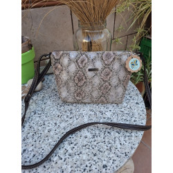 Bolso cruzado de cuero con grabado exótico de pitón en tonos beige y gris con correa ajustable de piel hecho en España.
