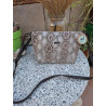 Bolso cruzado de cuero con grabado exótico de pitón en tonos beige y gris con correa ajustable de piel hecho en España.